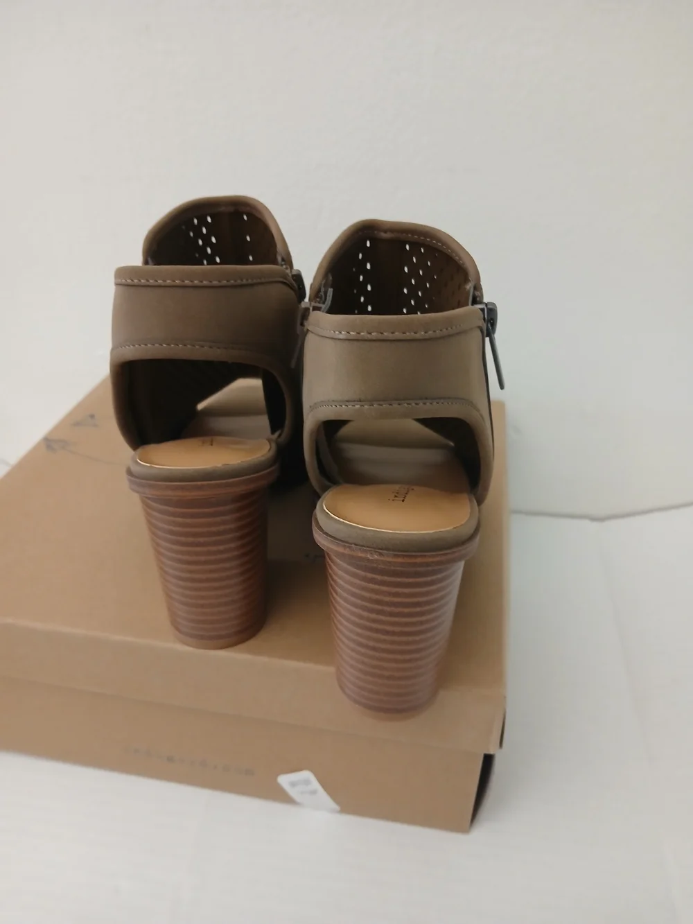Indigo Id Size 8 Open-toe  Heels Peep Toe Booties $25